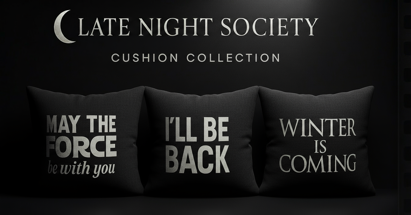 Banner para una página de cojines con diseños de frases icónicas inspiradas en Cine y TV (películas y series). La tienda se llama Late Night Society, la temática es la anterior mencionada y el diseño junto con la temática de la tienda es todo en tema negro, color negro. El logo actual de la tienda es el nombre de la misma junto con una medialuna y claqueta de cine.